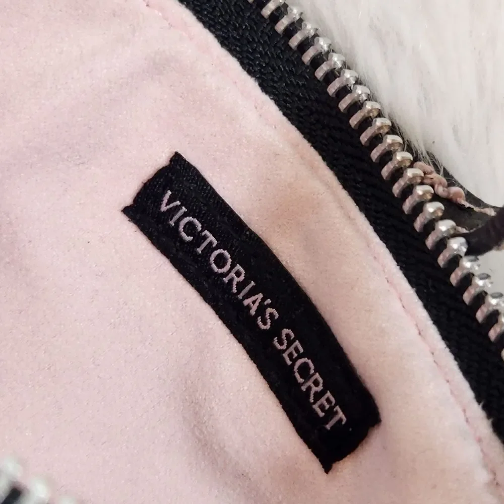 𝅺Victoria's Secret Leather Look Wristlet